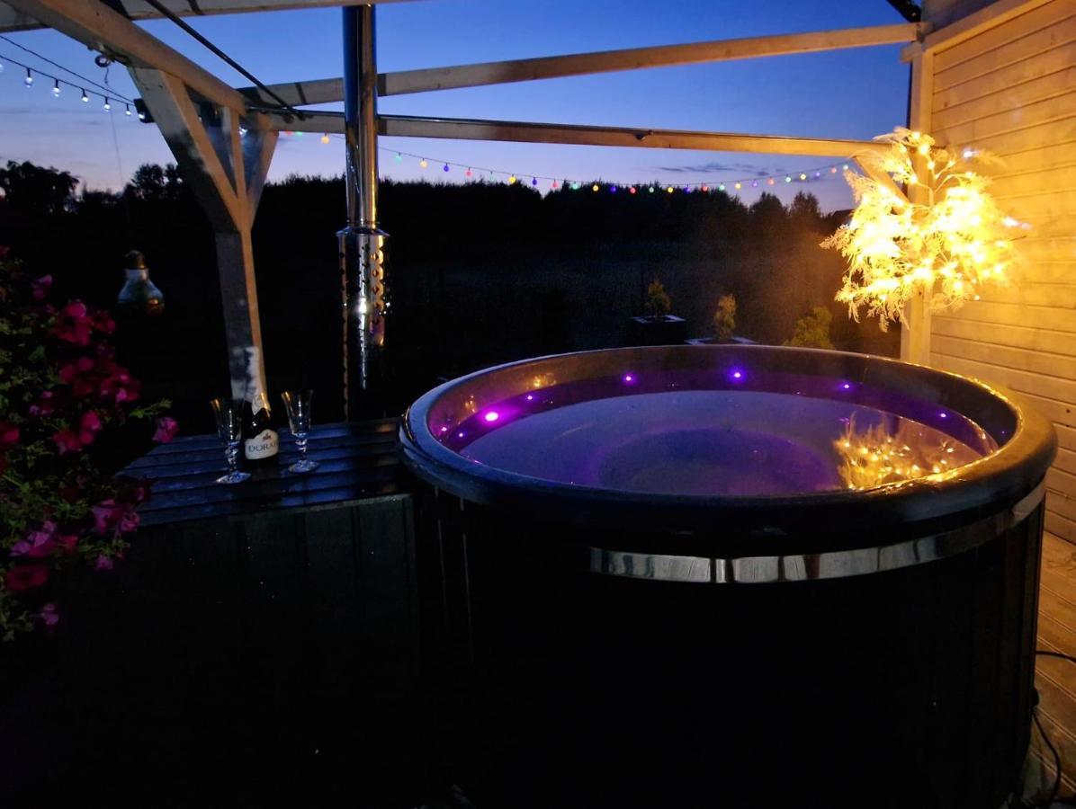 Diamenty Baltyku Domki Wakacyjne Balia Z Jacuzzi Mielenko Esterno foto